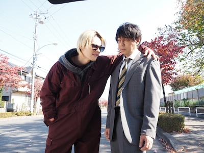 主演の佐野勇斗とササキオサム（MOON CHILD）。