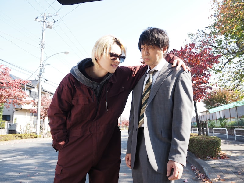 主演の佐野勇斗とササキオサム（MOON CHILD）。