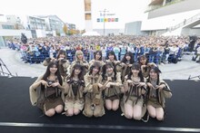 観客と記念撮影する≠ME。©️YOANI/KING RECORDS