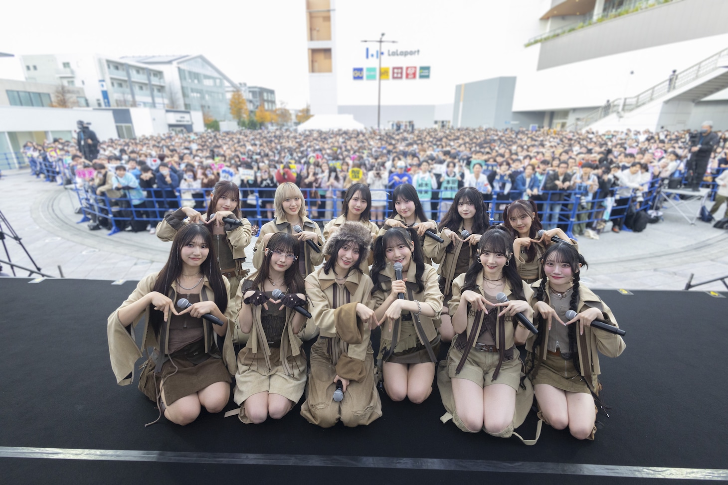 観客と記念撮影する≠ME。©️YOANI/KING RECORDS