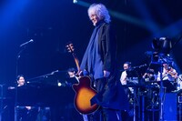 玉置浩二、故郷楽団との10周年ツアーを颯爽と駆け抜ける　新曲「ファンファーレ」も披露