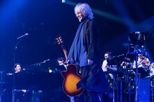 玉置浩二、故郷楽団との10周年ツアーを颯爽と駆け抜ける　新曲「ファンファーレ」も披露