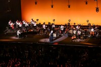 玉置浩二、故郷楽団との10周年ツアーを颯爽と駆け抜ける　新曲「ファンファーレ」も披露