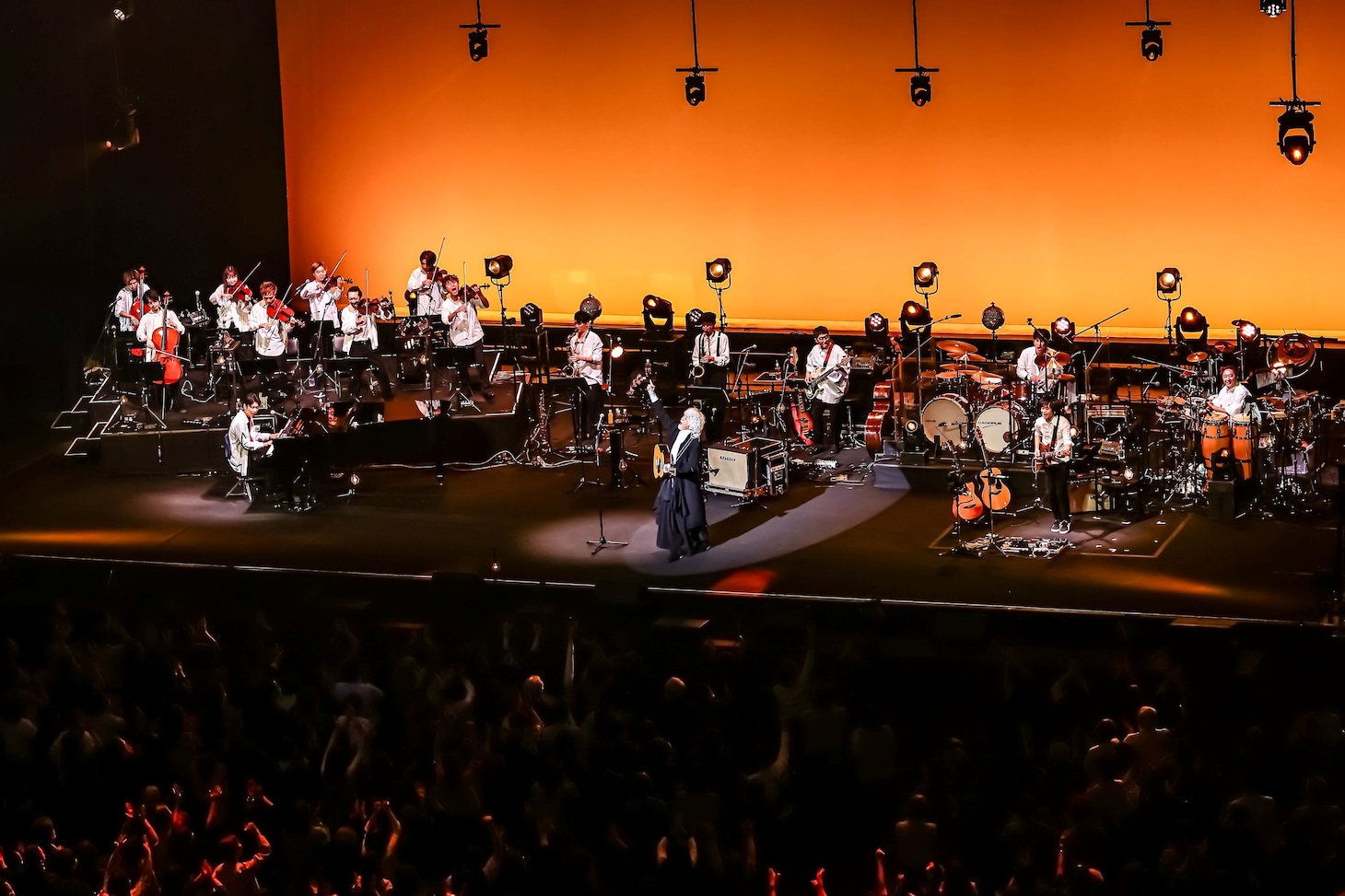 「玉置浩二 with 故郷楽団 10周年 Concert Tour 2025 ～blue eggplant field」の様子。