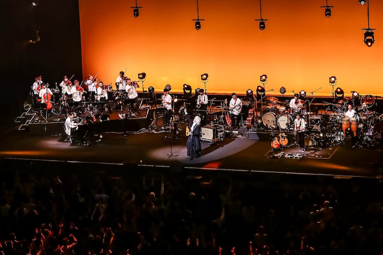 「玉置浩二 with 故郷楽団 10周年 Concert Tour 2025 ～blue eggplant field」の様子。