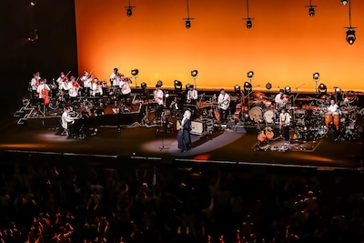 「玉置浩二 with 故郷楽団 10周年 Concert Tour 2025 ～blue eggplant field」の様子。