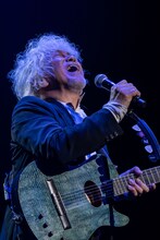 玉置浩二、故郷楽団との10周年ツアーを颯爽と駆け抜ける　新曲「ファンファーレ」も披露