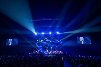 「玉置浩二 with 故郷楽団 10周年 Concert Tour 2025 ～blue eggplant field」の様子。