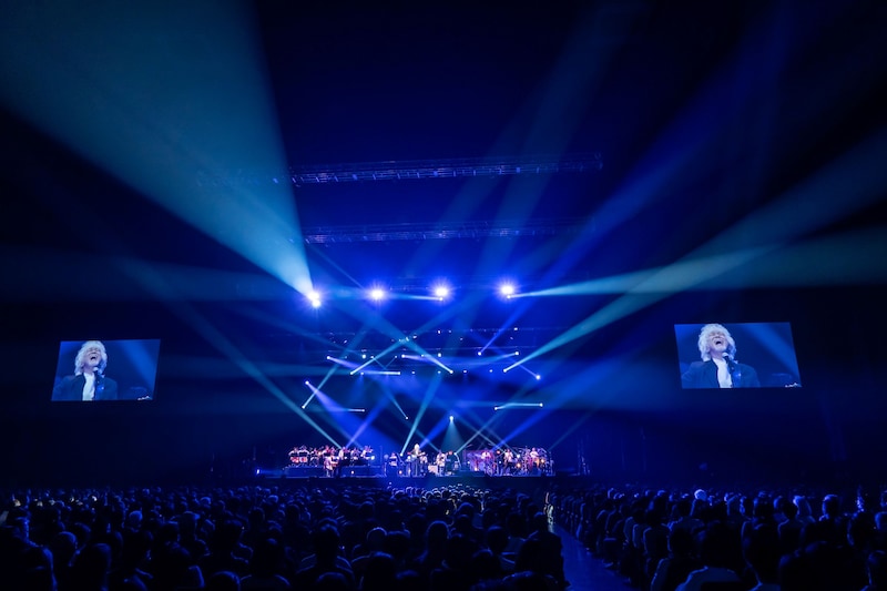 「玉置浩二 with 故郷楽団 10周年 Concert Tour 2025 ～blue eggplant field」の様子。