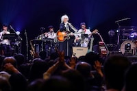 「玉置浩二 with 故郷楽団 10周年 Concert Tour 2025 ～blue eggplant field」の様子。