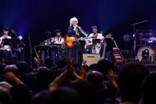 「玉置浩二 with 故郷楽団 10周年 Concert Tour 2025 ～blue eggplant field」の様子。