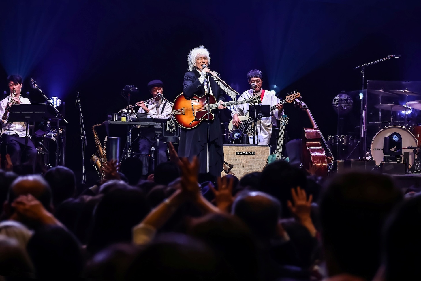 「玉置浩二 with 故郷楽団 10周年 Concert Tour 2025 ～blue eggplant field」の様子。