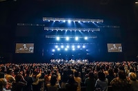 玉置浩二、故郷楽団との10周年ツアーを颯爽と駆け抜ける　新曲「ファンファーレ」も披露