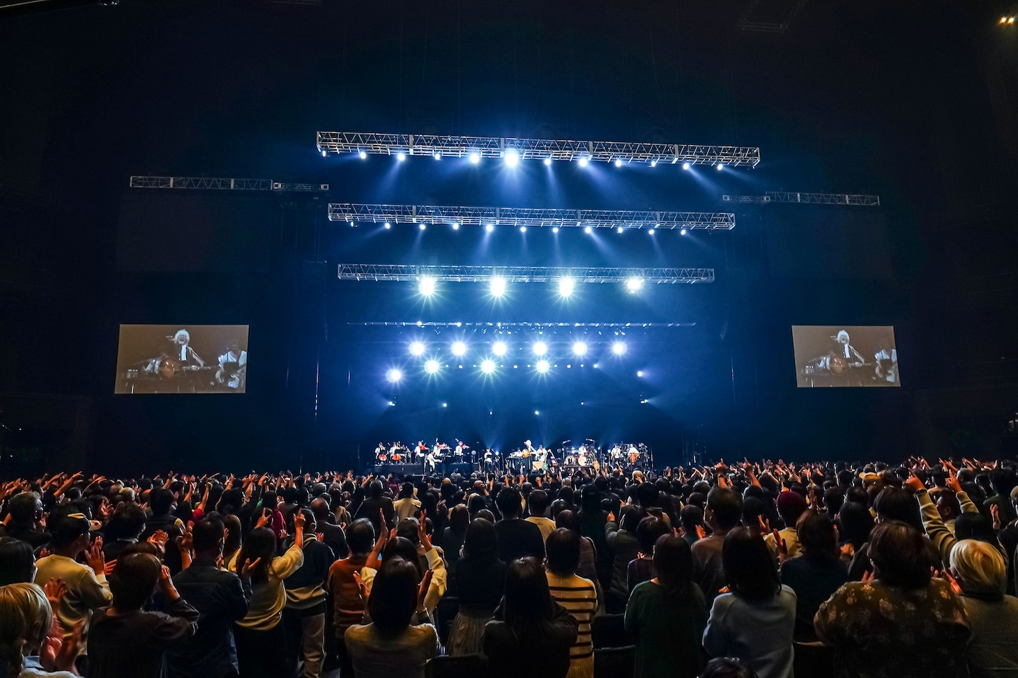 「玉置浩二 with 故郷楽団 10周年 Concert Tour 2025 ～blue eggplant field」の様子。