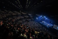 玉置浩二、故郷楽団との10周年ツアーを颯爽と駆け抜ける　新曲「ファンファーレ」も披露