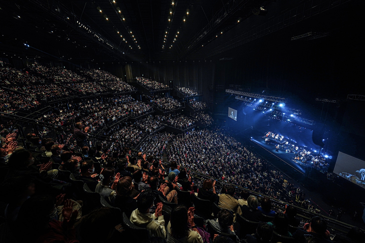 「玉置浩二 with 故郷楽団 10周年 Concert Tour 2025 ～blue eggplant field」の様子。