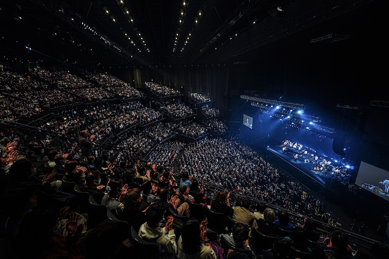 「玉置浩二 with 故郷楽団 10周年 Concert Tour 2025 ～blue eggplant field」の様子。