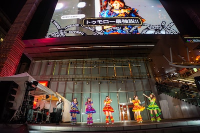 「トゥモロー最強説!!」がファン投票1位に輝いたことを喜ぶ超ときめき♡宣伝部。