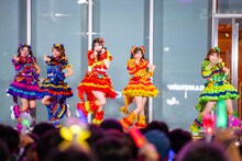 新宿東急歌舞伎町タワー前 シネシティ広場でフリーライブを行う超ときめき♡宣伝部。