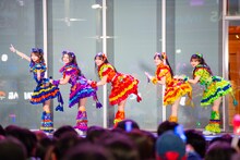 新宿東急歌舞伎町タワー前 シネシティ広場でフリーライブを行う超ときめき♡宣伝部。