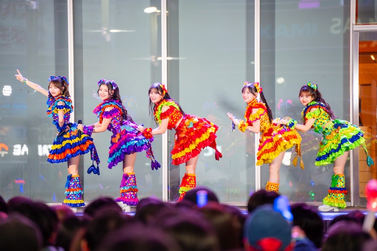 新宿東急歌舞伎町タワー前 シネシティ広場でフリーライブを行う超ときめき♡宣伝部。