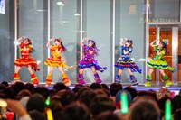 新宿東急歌舞伎町タワー前 シネシティ広場でフリーライブを行う超ときめき♡宣伝部。