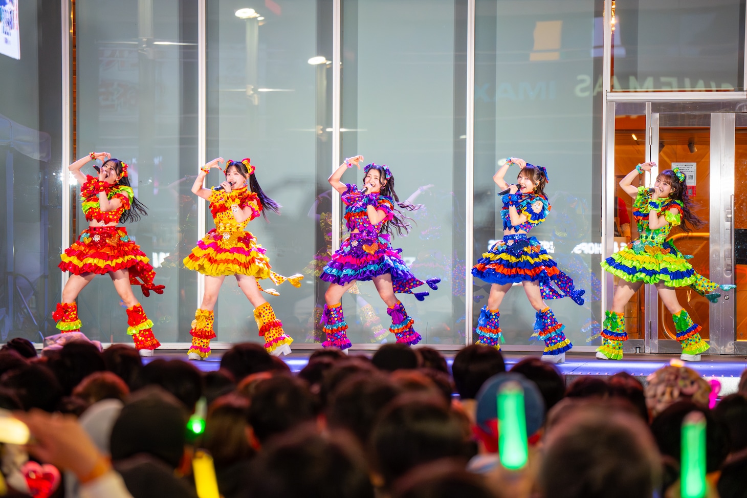 新宿東急歌舞伎町タワー前 シネシティ広場でフリーライブを行う超ときめき♡宣伝部。