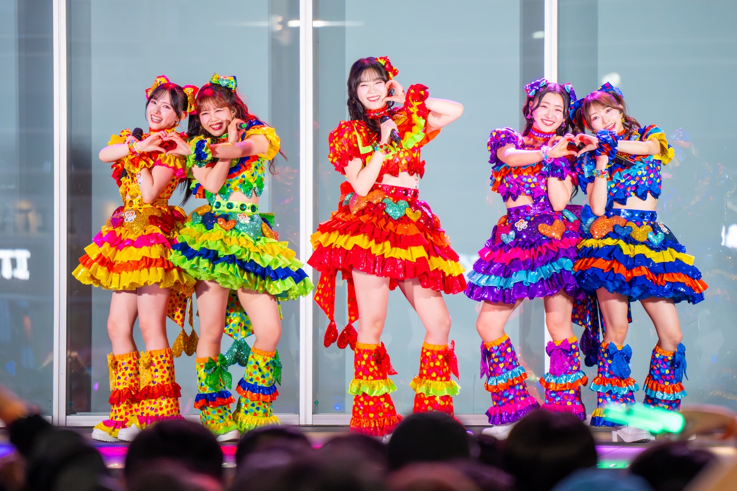 新宿東急歌舞伎町タワー前 シネシティ広場でフリーライブを行う超ときめき♡宣伝部。