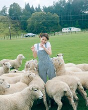 松田里奈（櫻坂46）1st写真集（タイトル未定）特典「金運アップおまじないカード」絵柄。（撮影：北浦敦子）