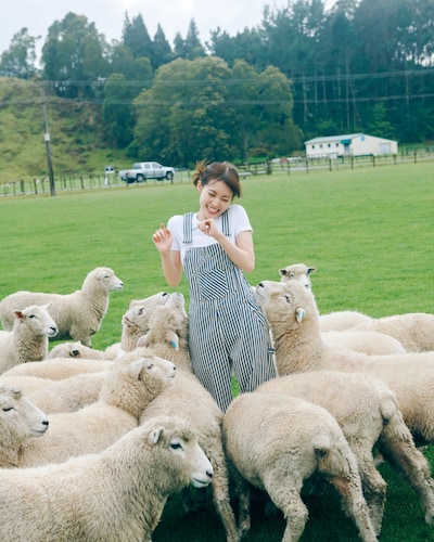 松田里奈（櫻坂46）1st写真集（タイトル未定）特典「金運アップおまじないカード」絵柄。（撮影：北浦敦子）