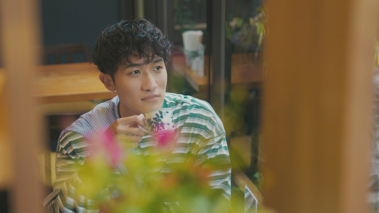 Web CM「じぶんを主語に。秩父」より喫茶店を訪れる岩本照（Snow Man）。