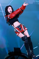 SAKURA（LE SSERAFIM） (P)&(C) SOURCE MUSIC