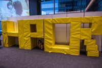 ロビーに設置された巨大な「HPCR」のロゴ。