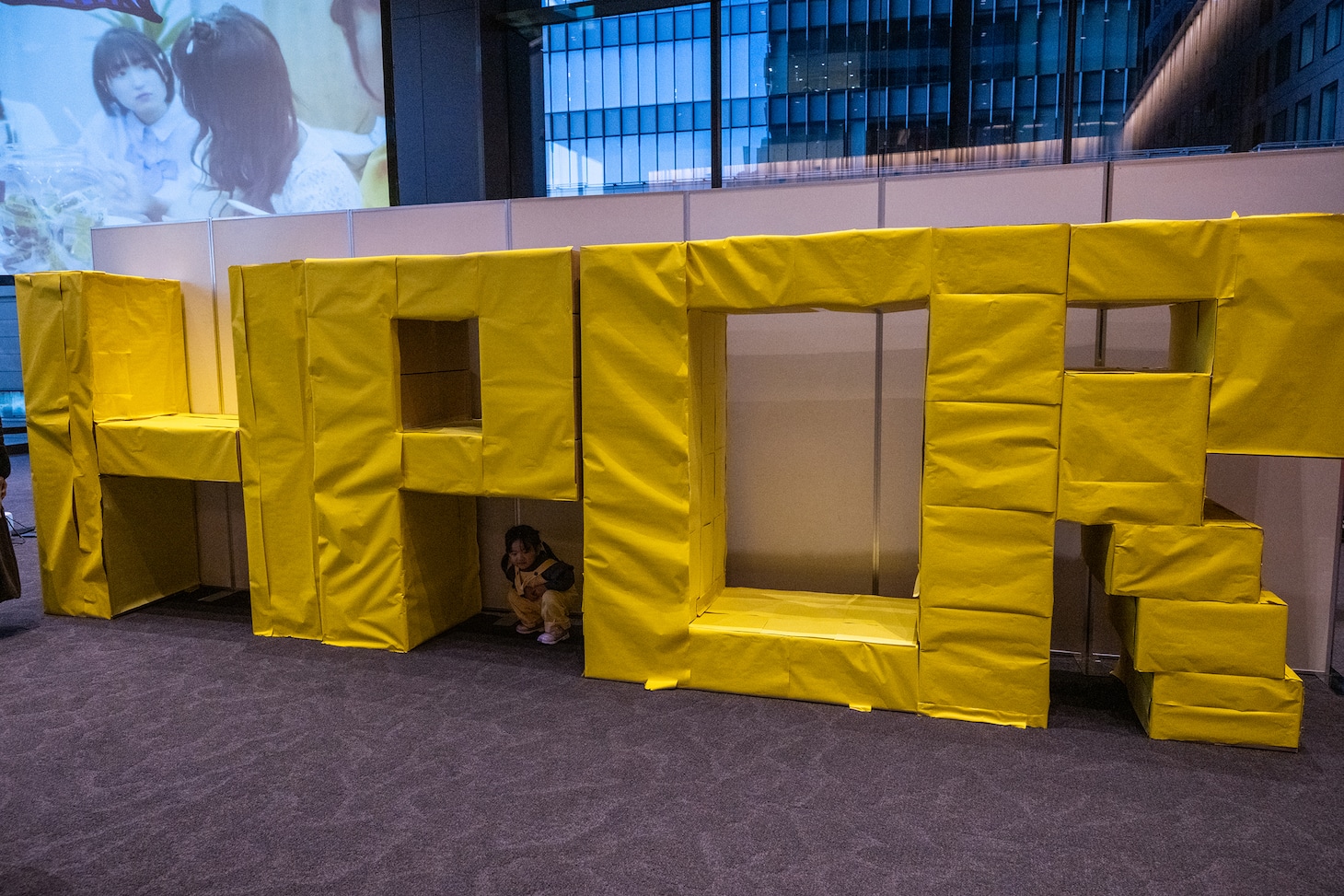 ロビーに設置された巨大な「HPCR」のロゴ。