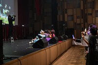 ファンと一緒に記念撮影するHAPPY CREATORS。