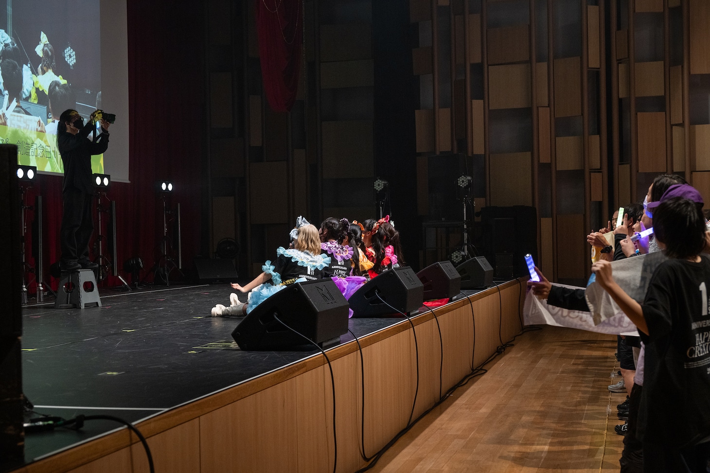 ファンと一緒に記念撮影するHAPPY CREATORS。