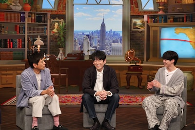 左から博多華丸、博多大吉、大橋和也（なにわ男子）。