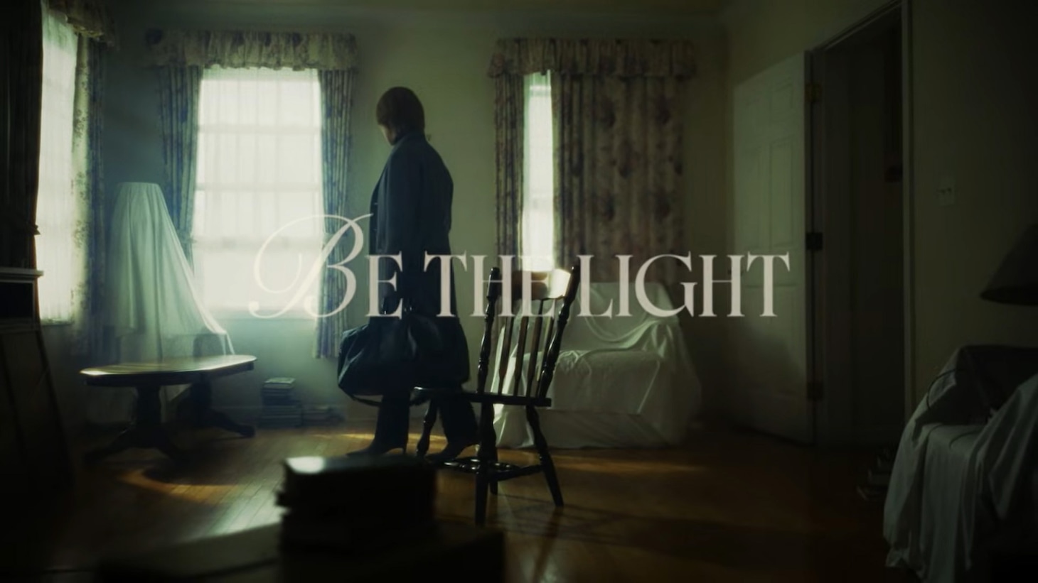 氷川きよし「BE THE LIGHT」MVより。