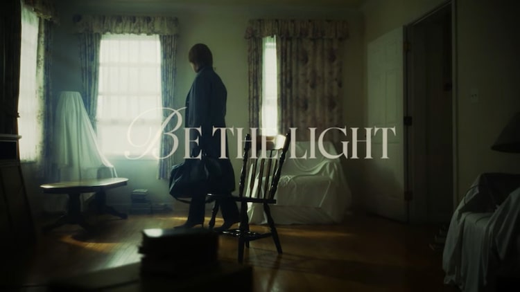 氷川きよし「BE THE LIGHT」MVより。