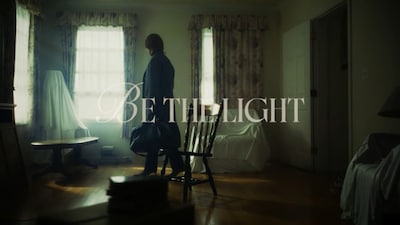 氷川きよし「BE THE LIGHT」MVより。