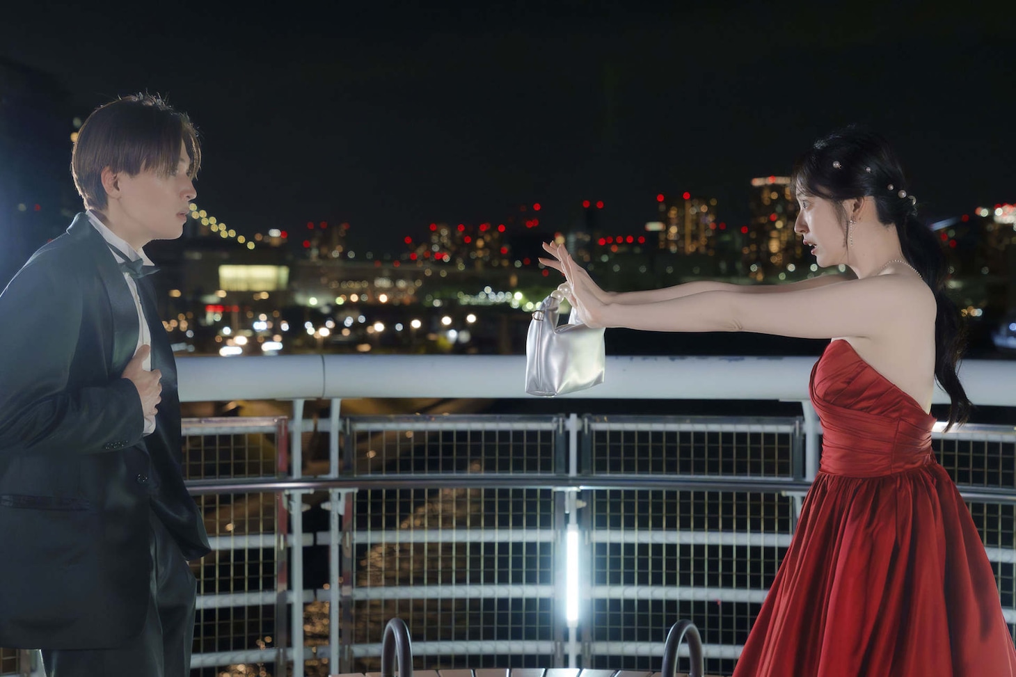 「推しが上司になりまして フルスロットル」第7話より、八木勇征扮する旬と鈴木愛理扮する愛衣。©「推しが上司になりまして フルスロットル」製作委員会