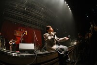 観客に語りかけるように歌うさらさ。（撮影：岸田哲平）