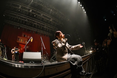 観客に語りかけるように歌うさらさ。（撮影：岸田哲平）