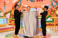 「B'zの楽曲“ultra soul”のイントロ中に“早着替え”でボーカルの稲葉浩志になりきり、サビで見事にシャウトする」という企画に挑戦する小杉竜一（ブラックマヨネーズ）。