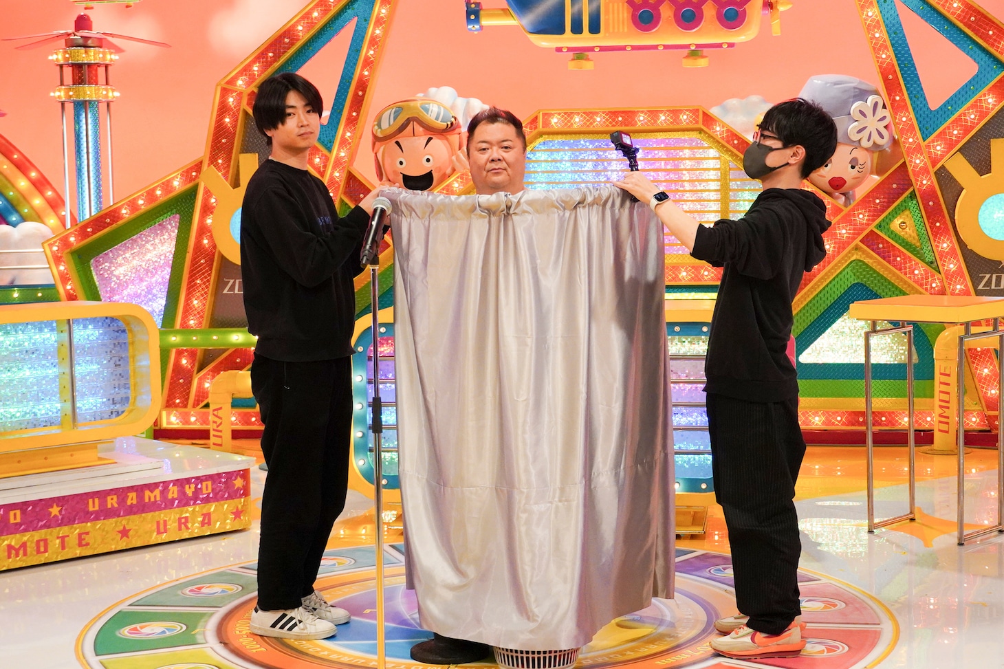 「B'zの楽曲“ultra soul”のイントロ中に“早着替え”でボーカルの稲葉浩志になりきり、サビで見事にシャウトする」という企画に挑戦する小杉竜一（ブラックマヨネーズ）。