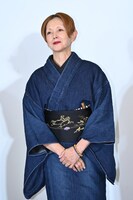 着物姿の夏木マリ。帯には来年の干支・午年にかけて馬が9頭＝「うまくいく」という意味が込められている。