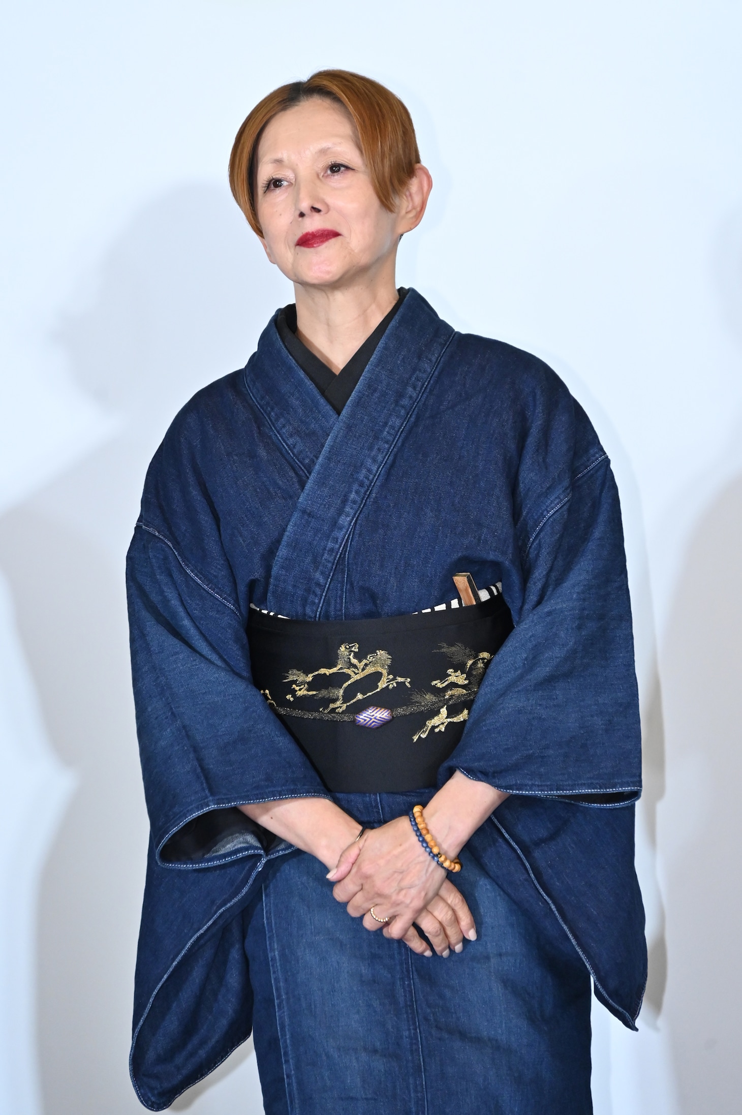 着物姿の夏木マリ。帯には来年の干支・午年にかけて馬が9頭＝「うまくいく」という意味が込められている。