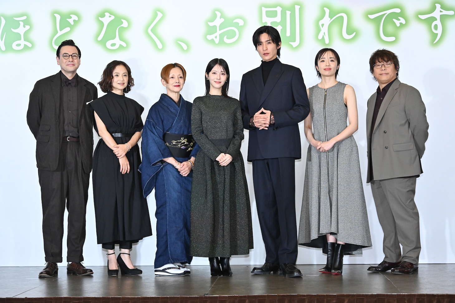 左から鈴木浩介、永作博美、夏木マリ、浜辺美波、目黒蓮（Snow Man）、目黒蓮、三木孝浩監督。