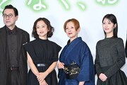 左から鈴木浩介、永作博美、夏木マリ、浜辺美波。