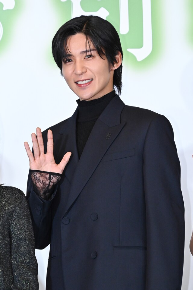 手を振る目黒蓮（Snow Man）。